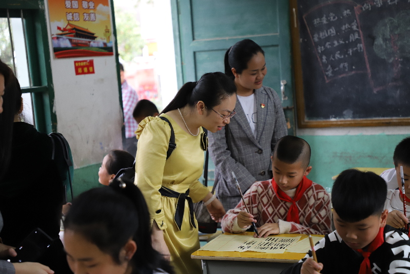 南宫NG·28(中国)官方网站永定区虎岗中心小学与龙岩市儿童保育院举行乡村学校少(图2)