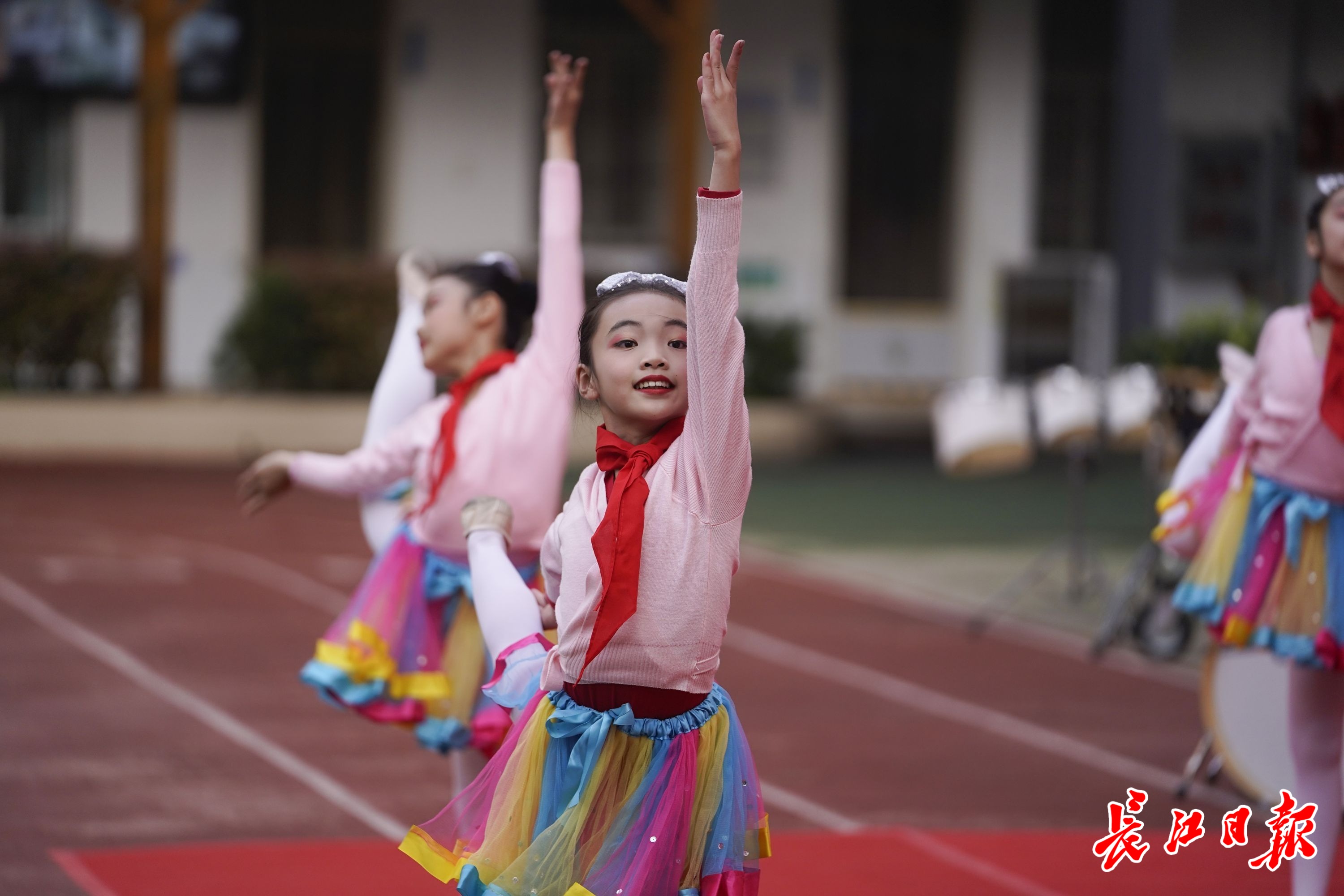 南宫NG·28(中国)官方网站用学到的劳动技能做了一桌拿手好菜孩子们给战疫英雄“(图3)