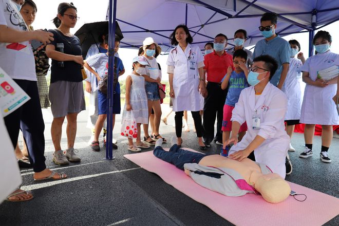 南宫28医生来“摆摊”？这些急救小常识免费教给你！(图1)