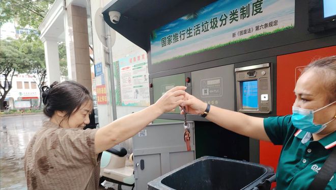 南宫28三亚天涯区表彰59名精神文明建设先进个人 并发放10万元表彰“好人好事”(图3)