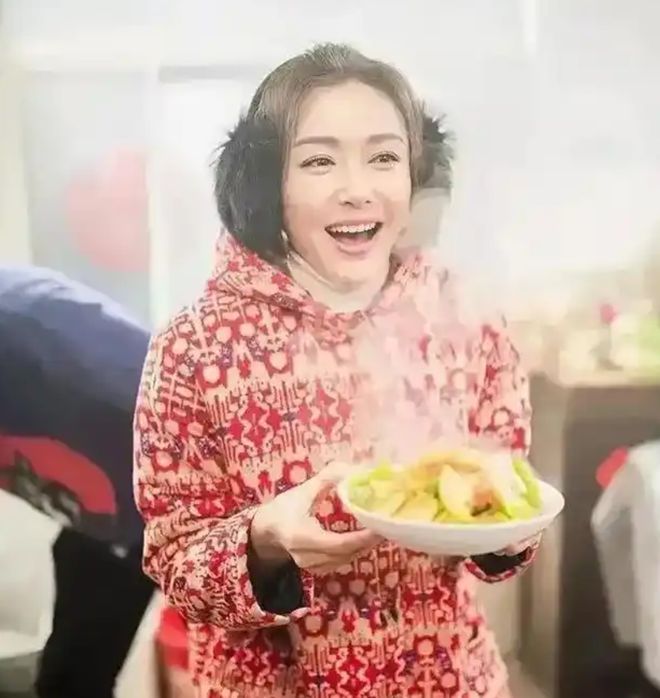 南宫2845岁秦岚回老家过年也逃不过催婚！穿花棉袄扎小辫嫩如少女起灶干活样样行！(图4)