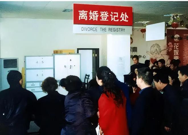 南宫28新年刚过山东一离婚登记处爆满官方回应网友：贫穷夫妻百事哀(图1)