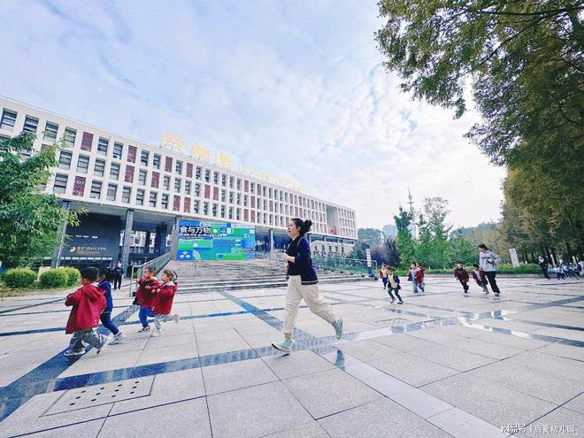 南宫28与自然共跑 孕育成长力量 启夏幼儿园晨跑活动(图1)
