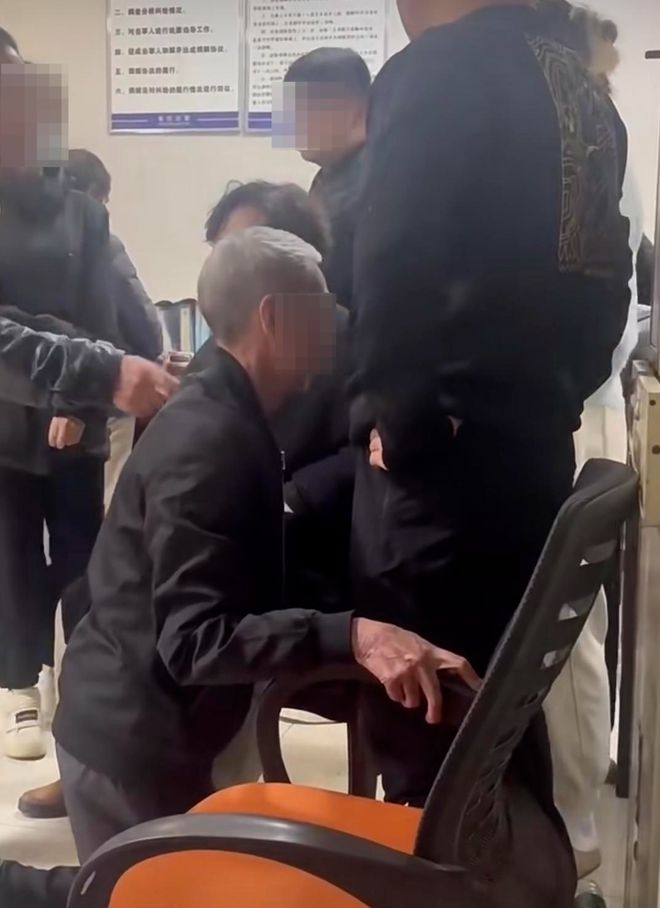 南宫28健身房闭店七旬老人下跪讨要工资引关注 同门店员工：老人是保洁员(图1)