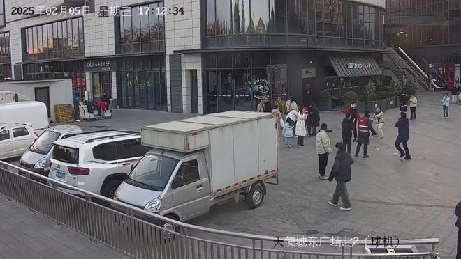 南宫NG·28(中国)官方网站春节执勤的消防员秒变急救员让吃烤肠卡住喉咙的男童转(图2)
