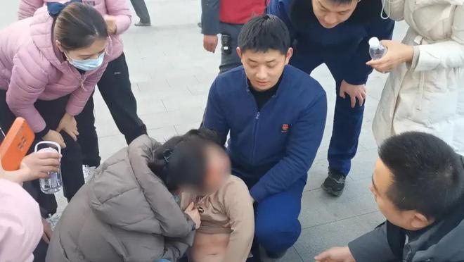 南宫NG·28(中国)官方网站春节执勤的消防员秒变急救员让吃烤肠卡住喉咙的男童转(图1)