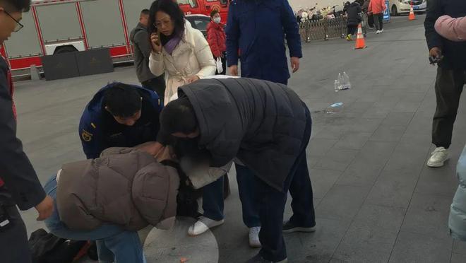 南宫NG·28(中国)官方网站春节执勤的消防员秒变急救员让吃烤肠卡住喉咙的男童转(图4)
