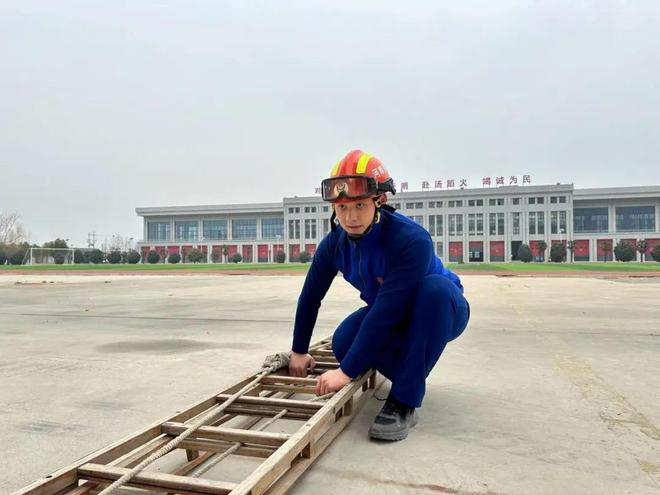 南宫NG·28(中国)官方网站春节执勤的消防员秒变急救员让吃烤肠卡住喉咙的男童转(图6)