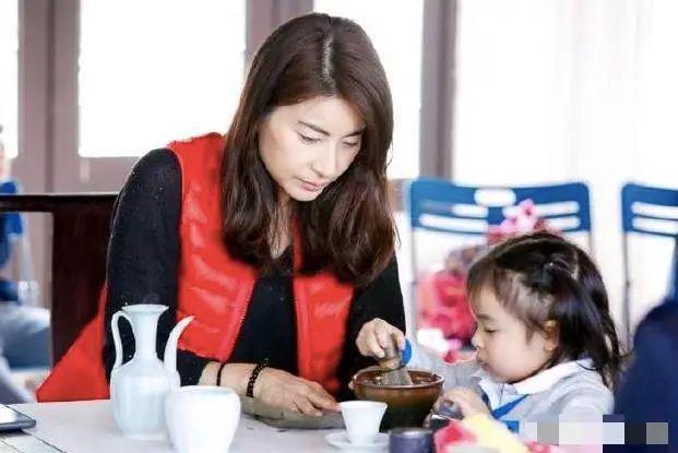 南宫NG·28(中国)官方网站霍震霆大谈儿媳郭晶晶：“温柔只给外人看在家从不给我(图3)