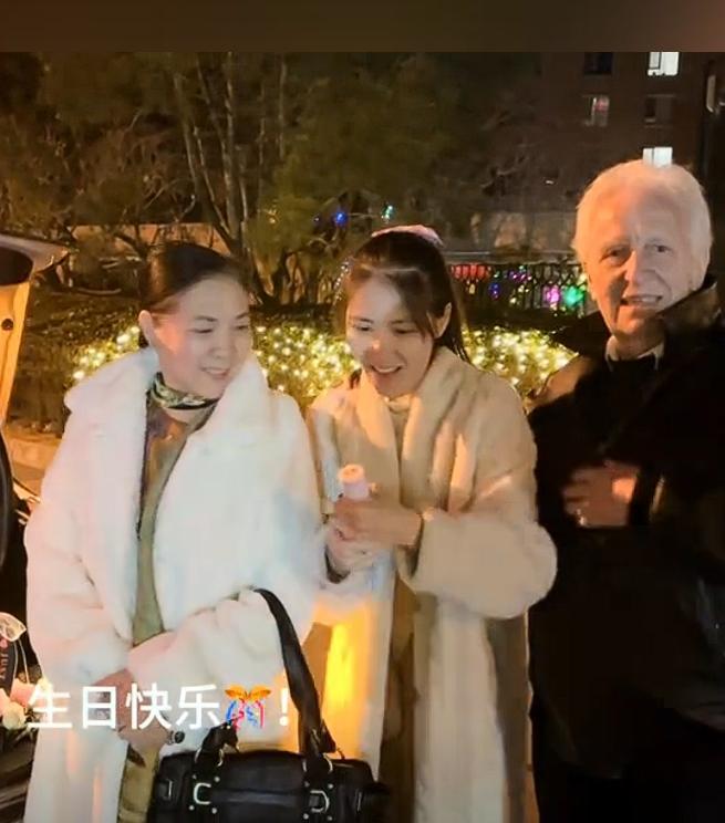 南宫NG·28(中国)官方网站演员沈丹萍64岁生日混血女儿送她15cm高跟鞋德国(图7)