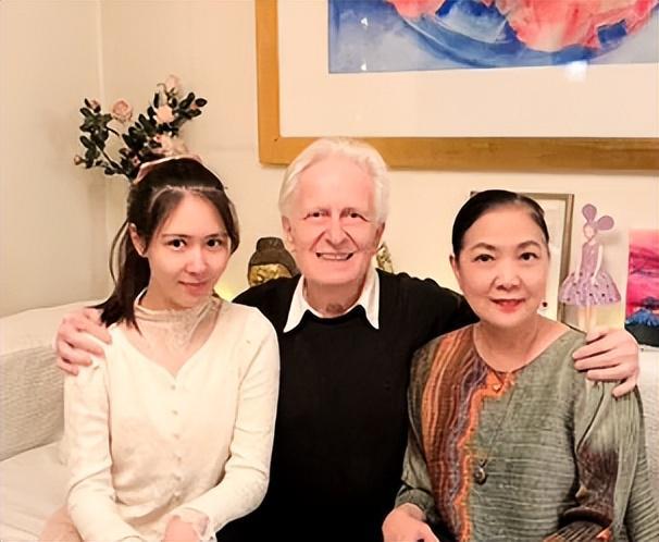 南宫NG·28(中国)官方网站演员沈丹萍64岁生日混血女儿送她15cm高跟鞋德国(图13)