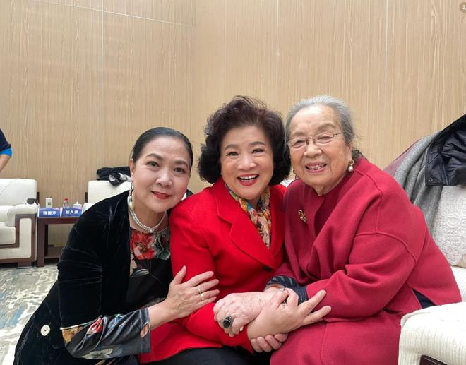 南宫NG·28(中国)官方网站演员沈丹萍64岁生日混血女儿送她15cm高跟鞋德国(图22)