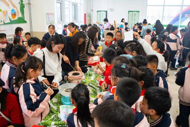 南宫NG·28(中国)官方网站胶州市昱华实验小学开展劳动成果展示活动(图1)