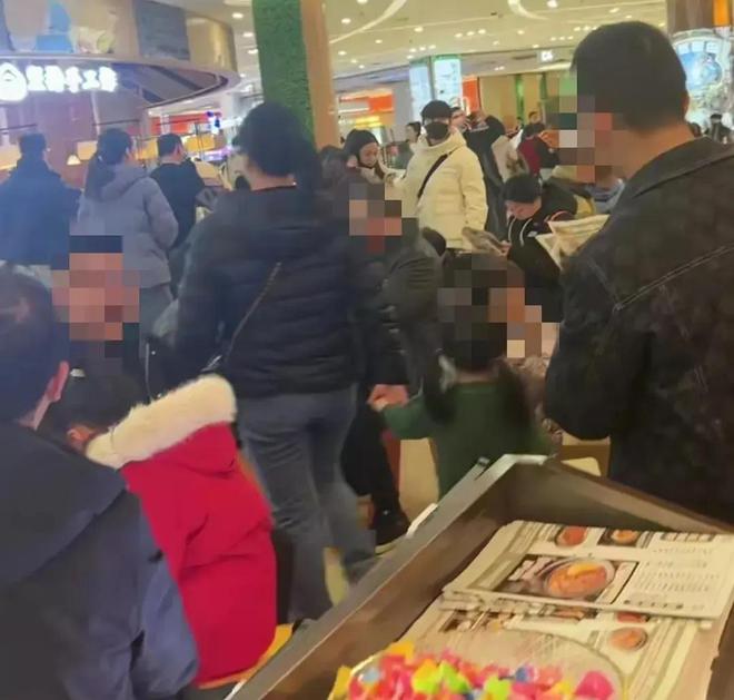 南宫NG·28(中国)官方网站麻六记店员直播火了团队连夜集训直播话术保洁阿姨齐上(图2)